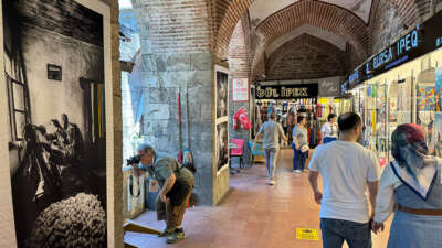 İpekböceğinin hikayesi ipek kumaşa basılan fotoğraflarla Kozahan’da sergileniyor