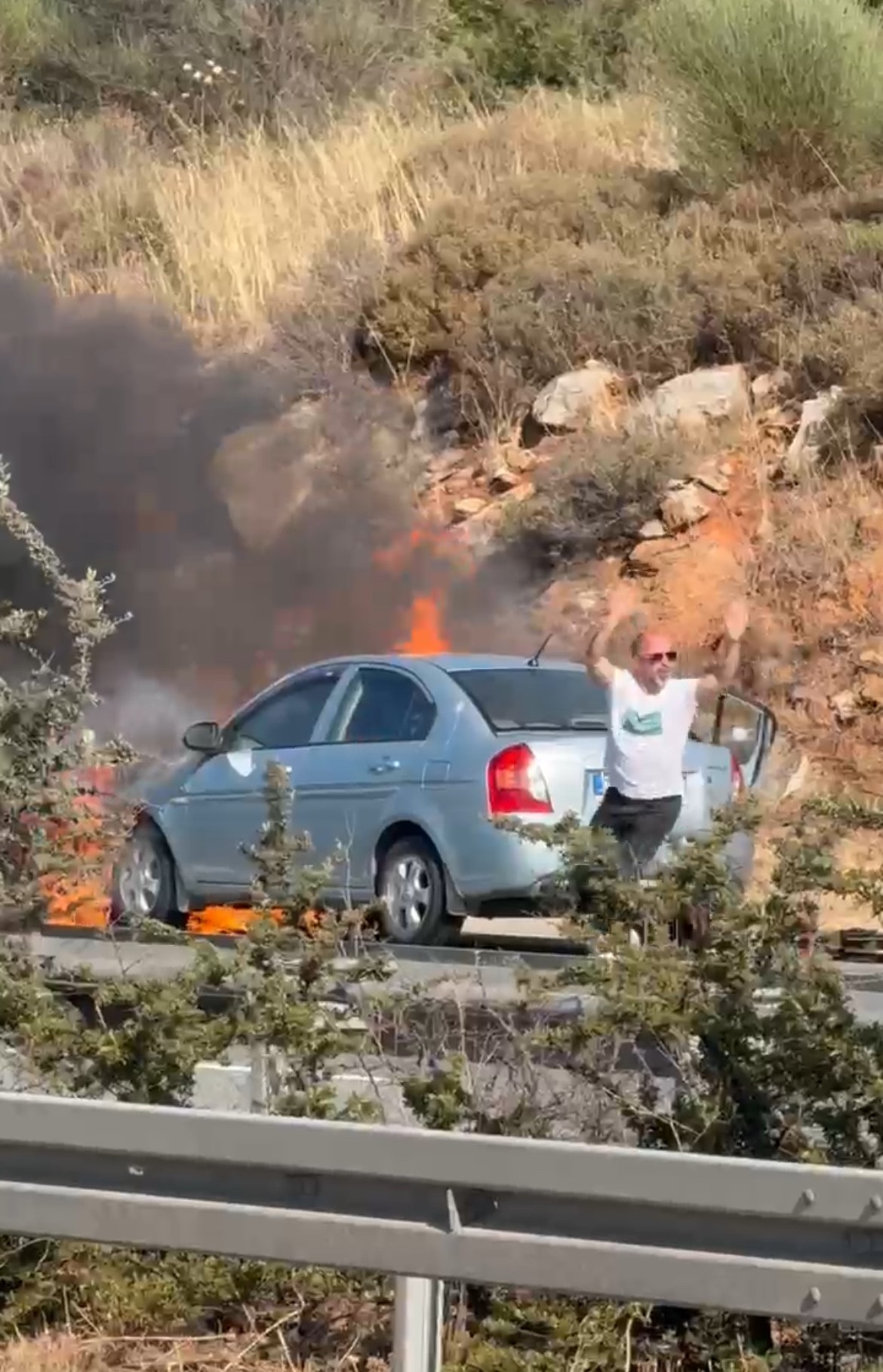 Alev alan otomobili için otobanda böyle çırpındı