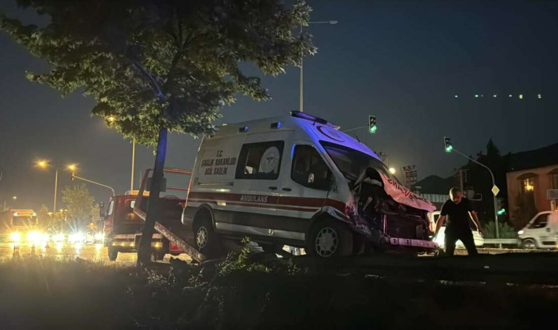 Ambulans ile çarpışan otomobilde can pazarı Bursa'nın Kestel ilçesinde ambulans