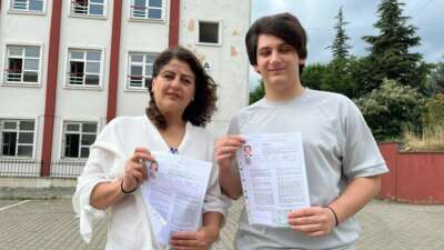  Anne oğul aynı okulda sınava girdiler