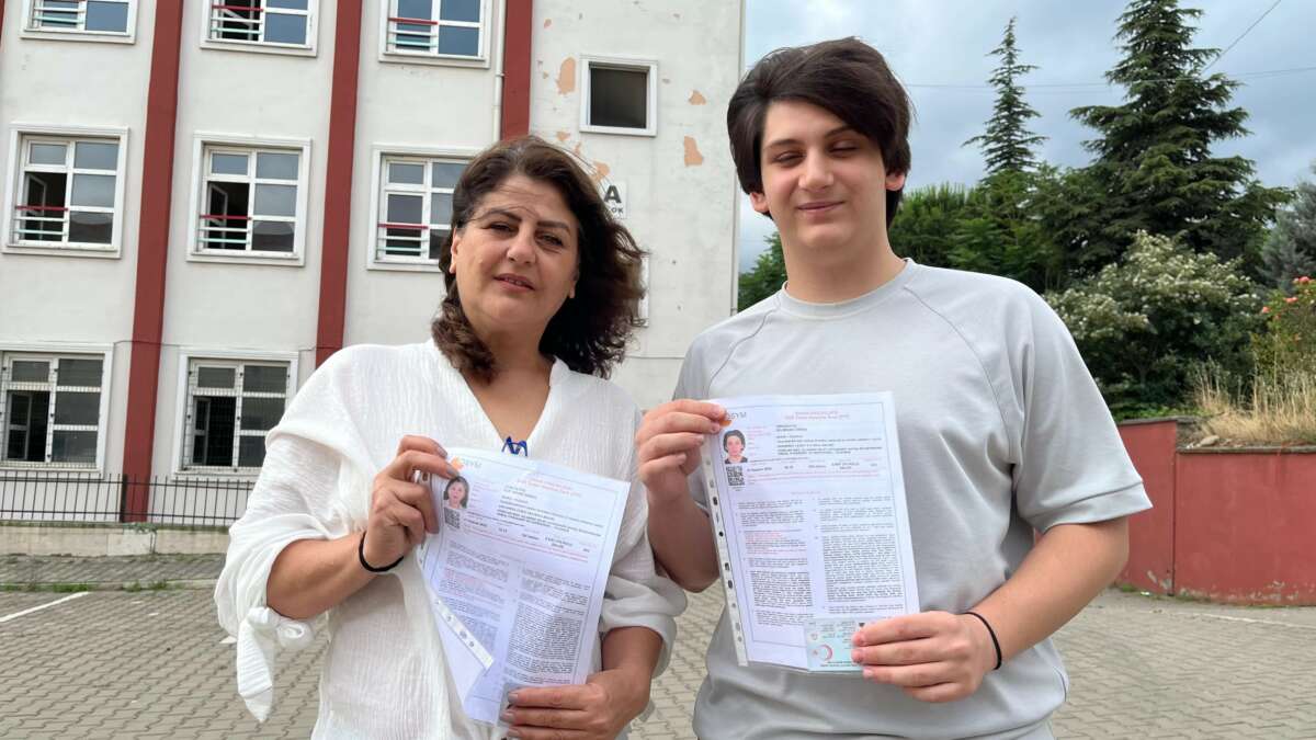  Anne oğul aynı okulda sınava girdiler