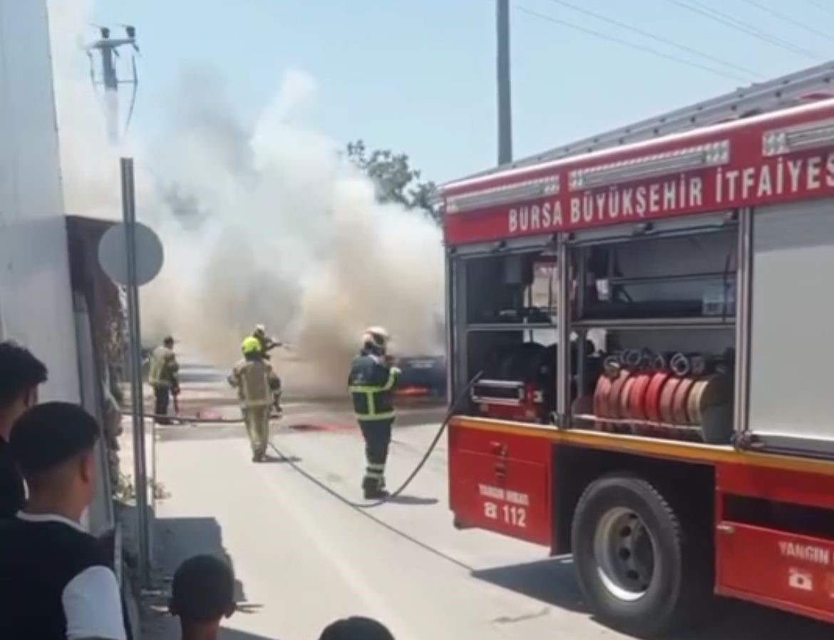 Aşırı sıcak seyir halindeki otomobili yaktı