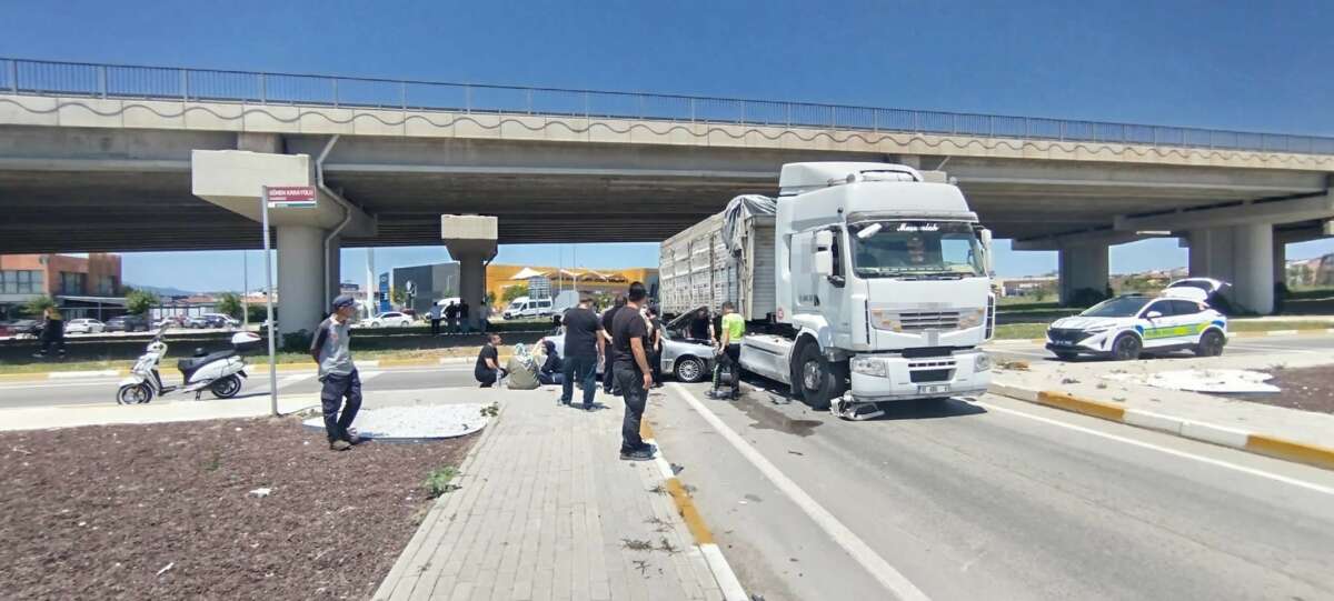  Bandırma’da otomobil ile çekici böyle çarpıştı: 2 yaralı