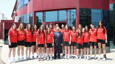 Başkan Şadi Özdemir’den genç voleybolculara motivasyon ziyareti
