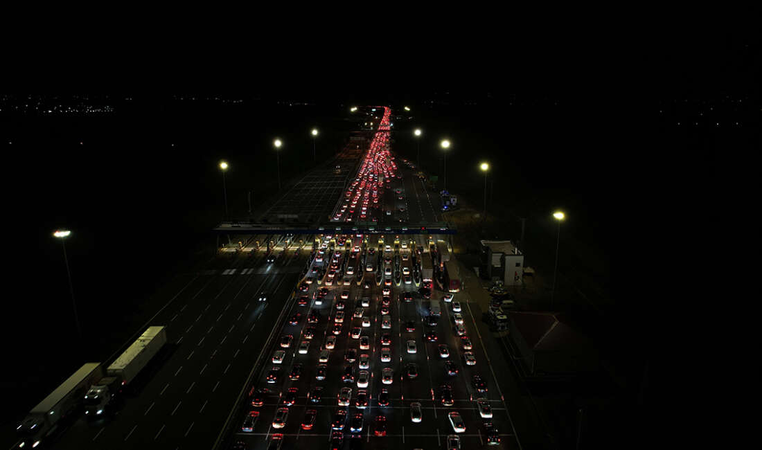 Bayram tatili göçü başladı: Otoyolun kesişim noktasında trafik durdu Kurban Bayramı tatili sebebi