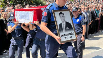 Belediye önünde Başkan Zeyrek’e acı veda