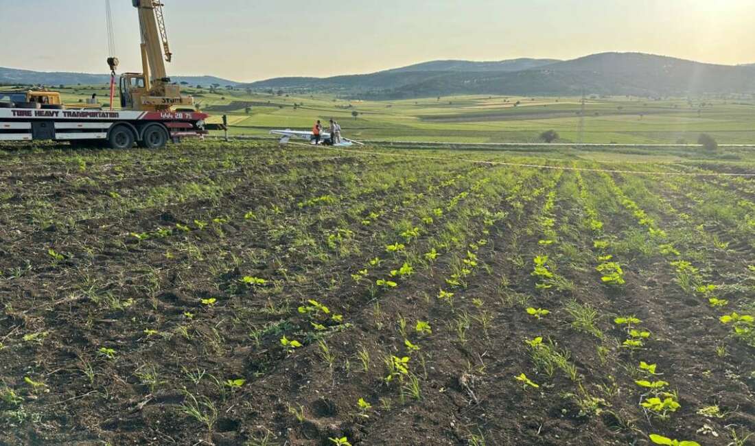 Bilecik’te düşen uçak, vinç yardımıyla kaldırıldı Bilecik'te zorunlu iniş yapmak