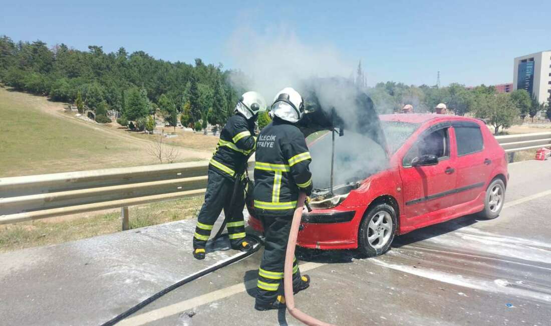 Bilecik’te otomobilin motor kısmında çıkan yangını itfaiye ekipleri söndürdü Bilecik'te seyir halindeki otomobilin