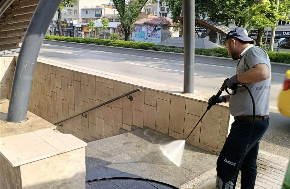 Bursa Büyükşehir Belediyesi, bayram sonrası şehir genelinde kapsamlı temizlik yaptı