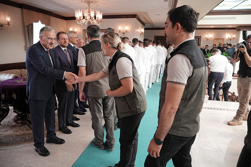 Bursa protokolü bayramlaştı Bursa protokolü, valilik binasında gerçekleştirilen