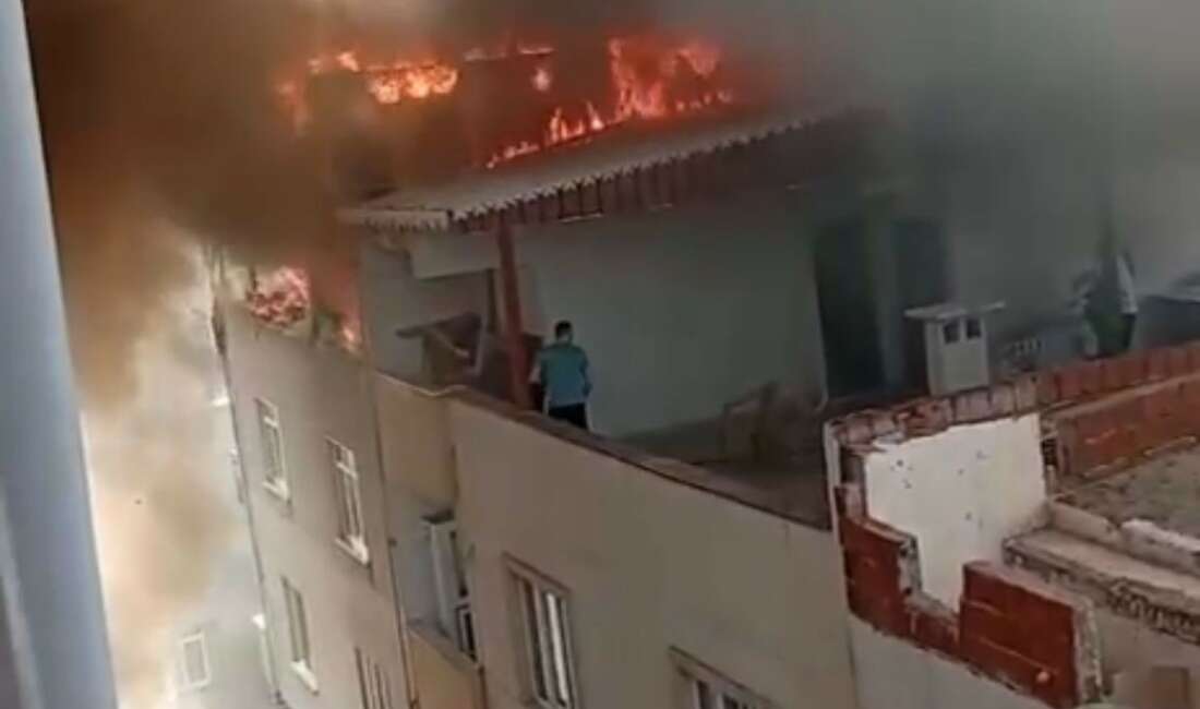 Bursa’da 3 katlı binanın çatı katı alev alev yandı Bursa’da 3 katlı bir
