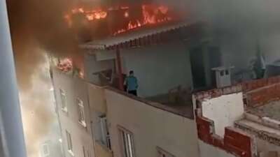 Bursa’da 3 katlı binanın çatı katı alev alev yandı