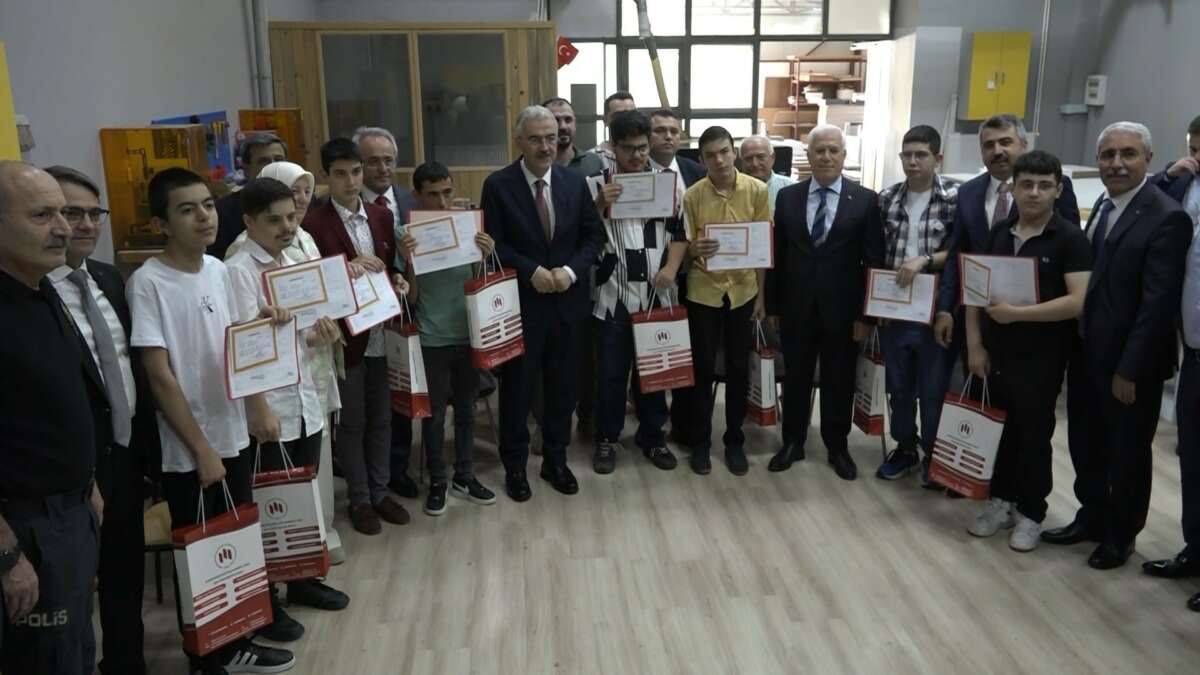 Bursa’da 656 bin 200 öğrenci karne heyecanı yaşadı