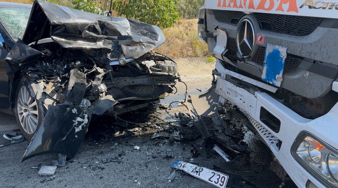 Bursa’da otomobil ile tır çarpıştı: 1 ölü, 2 ağır yaralı