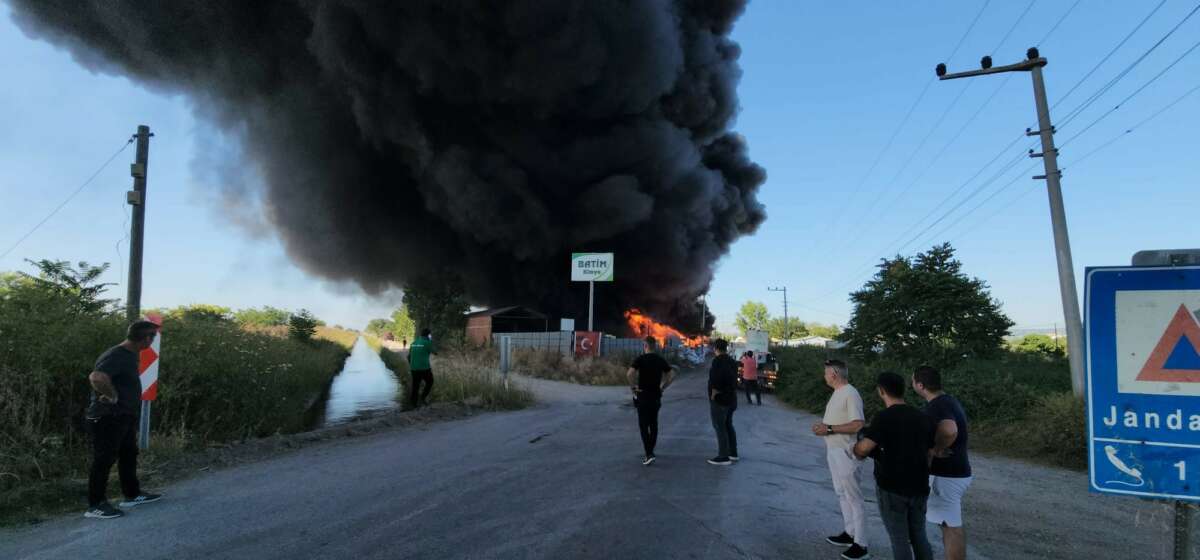 Bursa’da plastik fabrikası küle döndü