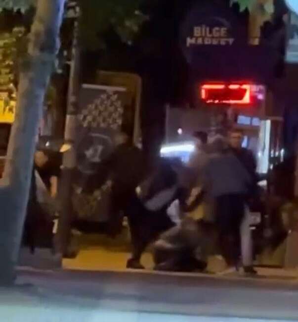 Bursa’da tartıştıkları kişiyi tekme tokat darp ettiler Bursa’da bir grup tartıştığı