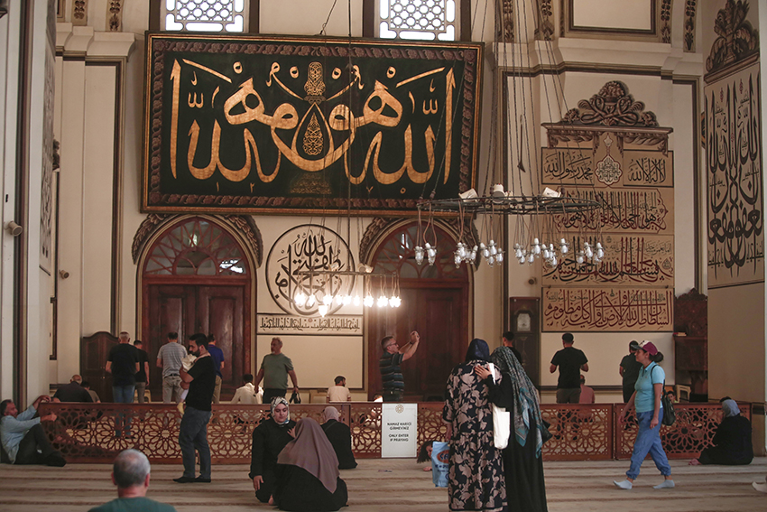 Camiler, sadece taş duvarlardan