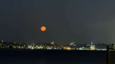 “Çilek Dolunayı” İstanbul Avrupa Yakası’ndan böyle görüntülendi