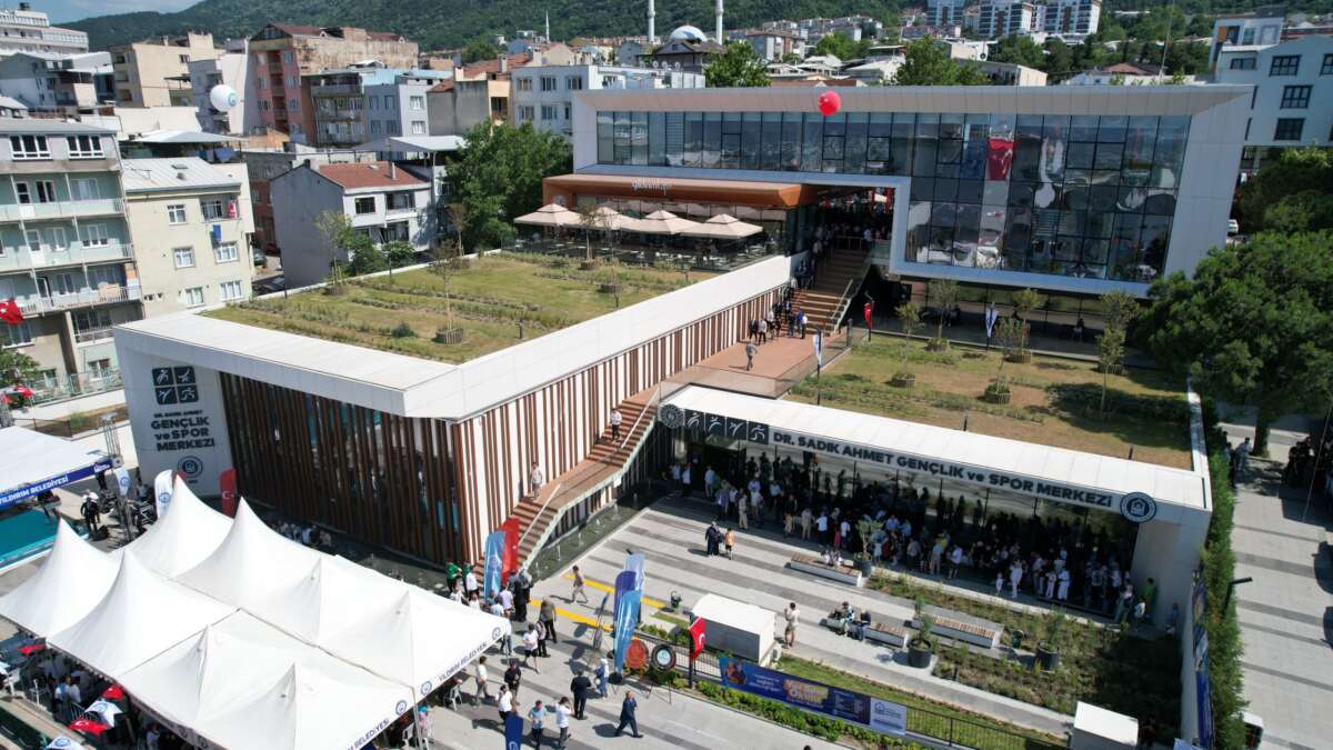 Dr. Sadık Ahmet Gençlik ve Spor Merkezi açıldı