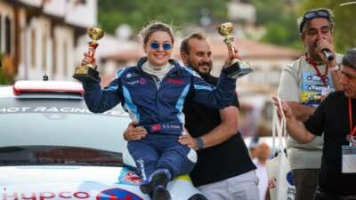 Dünyadaki ilk ve tek engelli kadın ralli pilotundan çifte zafer