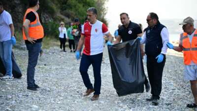 Gemlik’in yeni sahil yolu birlikte temizlendi