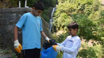 Gençlerden Küreklidere’de temizlik harekatı
