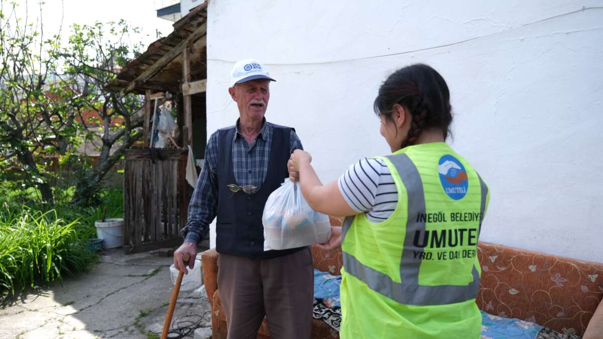 İnegöl Belediyesi’nden 365 gün sıcak yardım
