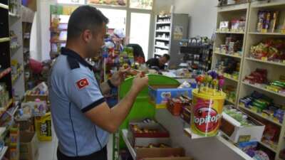 Karacabey Belediyesi Zabıta Müdürlüğü ekipleri,