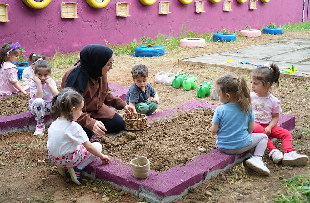 Muş'ta anaokulu öğrencileri toprakla