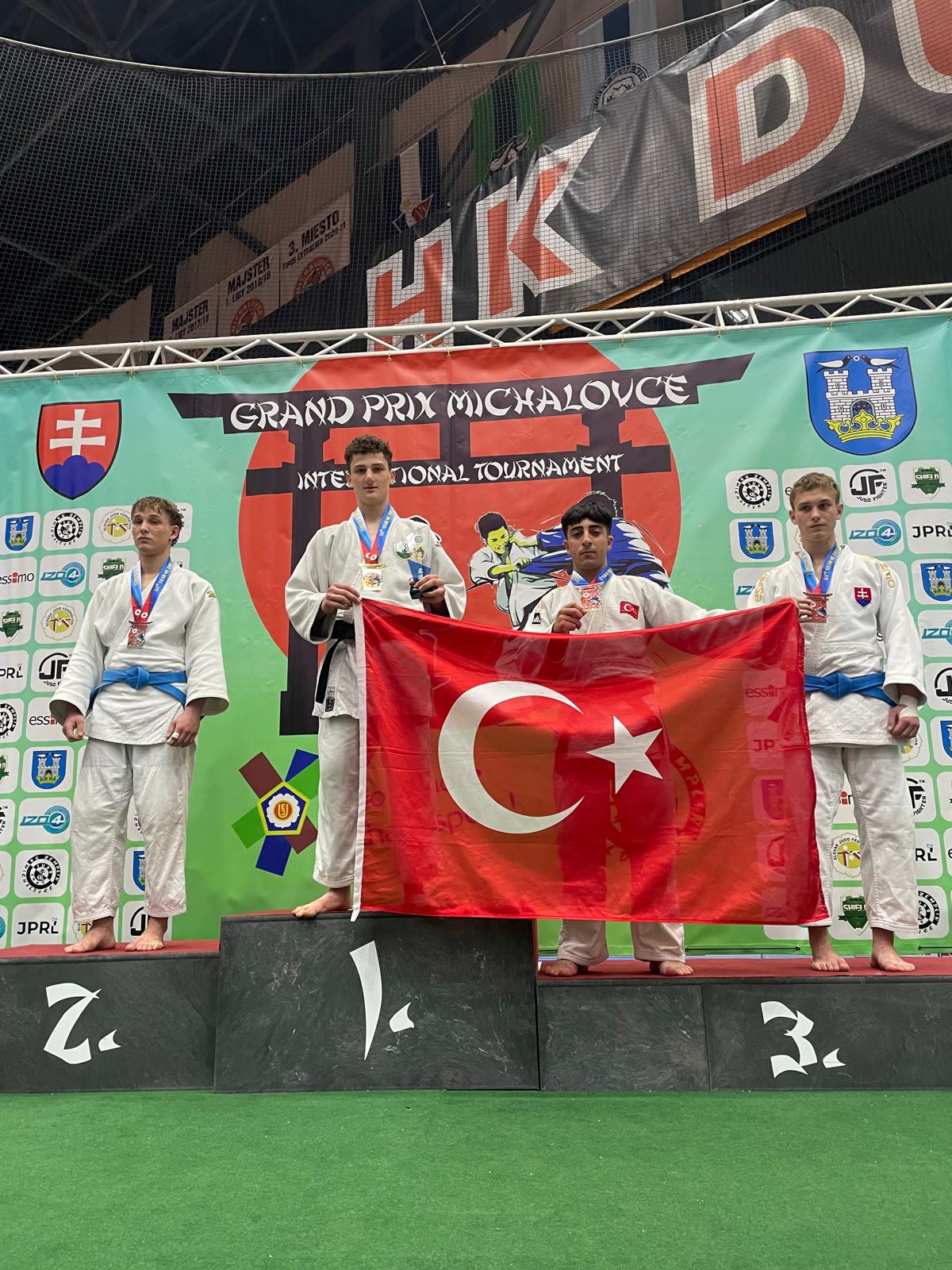 Osmangazili judoculardan tarihi başarı