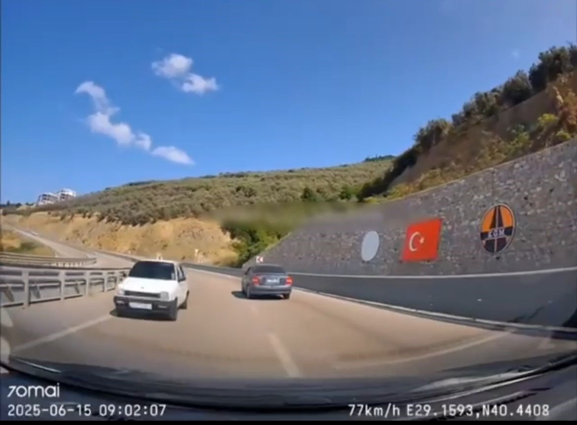  Otobanda ters yönde son sürat böyle ilerledi… Kazanın teğet geçtiği anlar kamerada