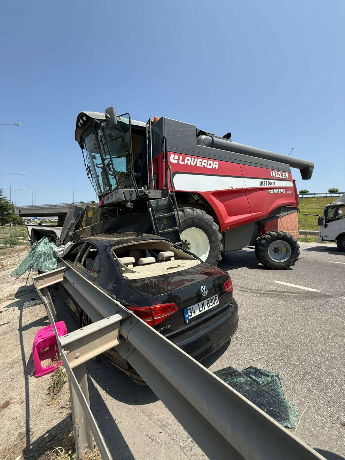 Otomobil freni kilitlenen biçerdöverin altına girdi: 2 yaralı