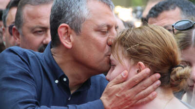 Özgür Özel Zeyrek ailesini biran olsun yalnız bırakmadı