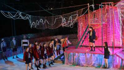 Nilüfer Kent Tiyatrosu “Sineklerin Tanrısı” prömiyerini yaptı