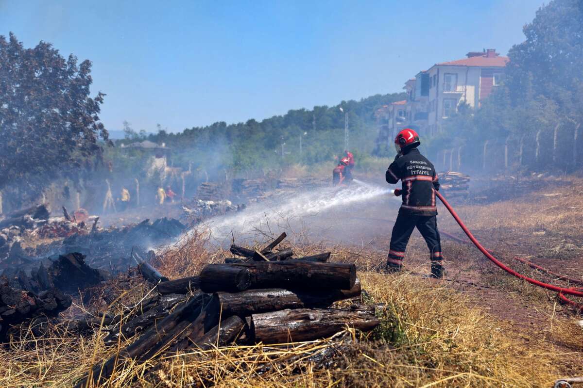 Sakarya’daki ormanlık alanda yangın: Havadan ve karadan müdahale ediliyor