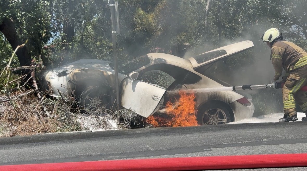 Sarıyer’de kaza yapan 10 milyon liralık Porsche alev aldı, sürücü son anda kurtuldu