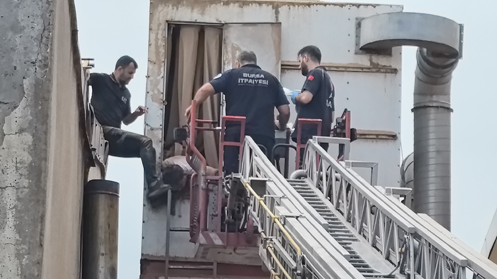 Talaş emici makinesine sıkışan işçiyi itfaiye ekipleri kurtardı Bursa'nın İnegöl ilçesinde talaş