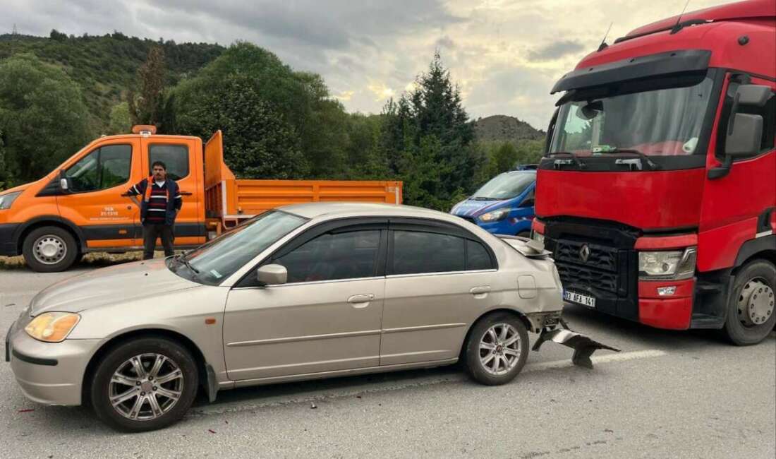 Bilecik'te tırın otomobile arkadan