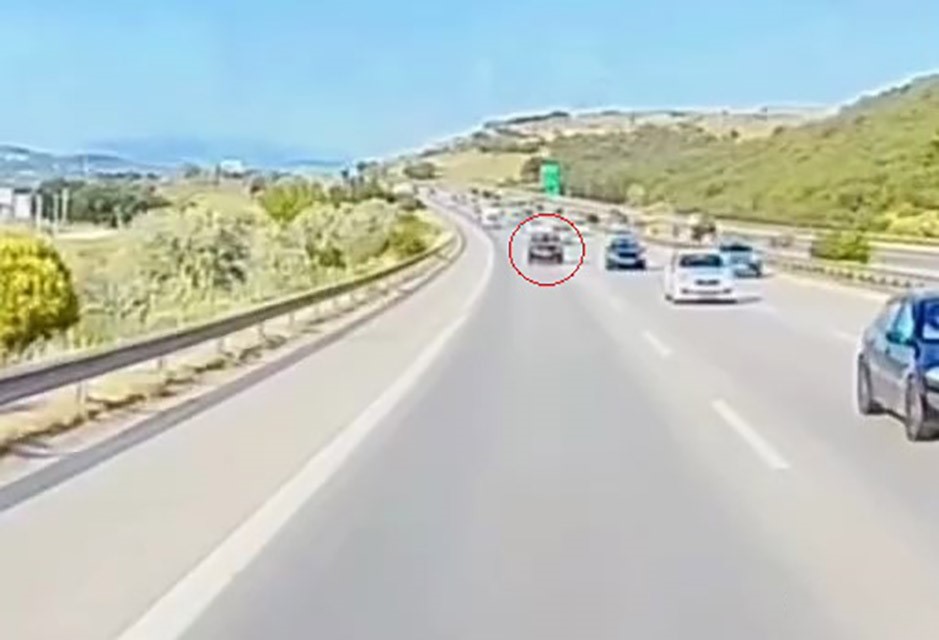 Trafiği tehlikeye düşürün sürücü kameraya böyle yakalandı