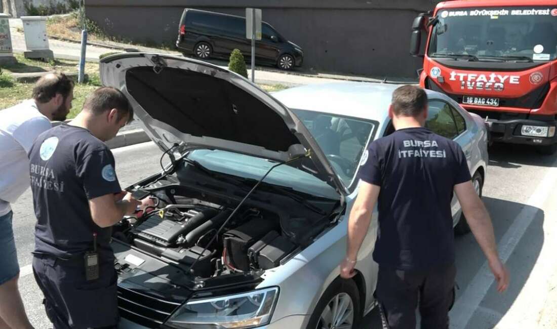 Kırmızı ışıkta bekleyen otomobile