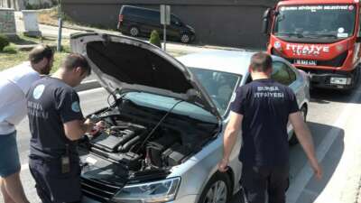 Kırmızı ışıkta bekleyen otomobile giren