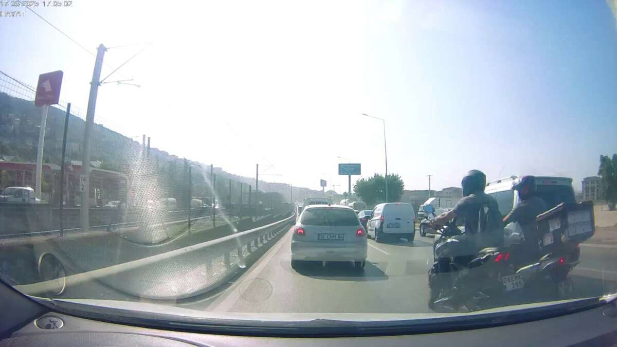 ‘Yoğun trafikten kaçayım’ diyen iki motosikletli böyle çarpıştı