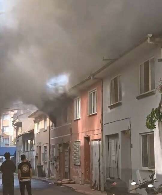 Bursa’da bir daire alevlere teslim oldu Bursa'nın İnegöl ilçesinde 2
