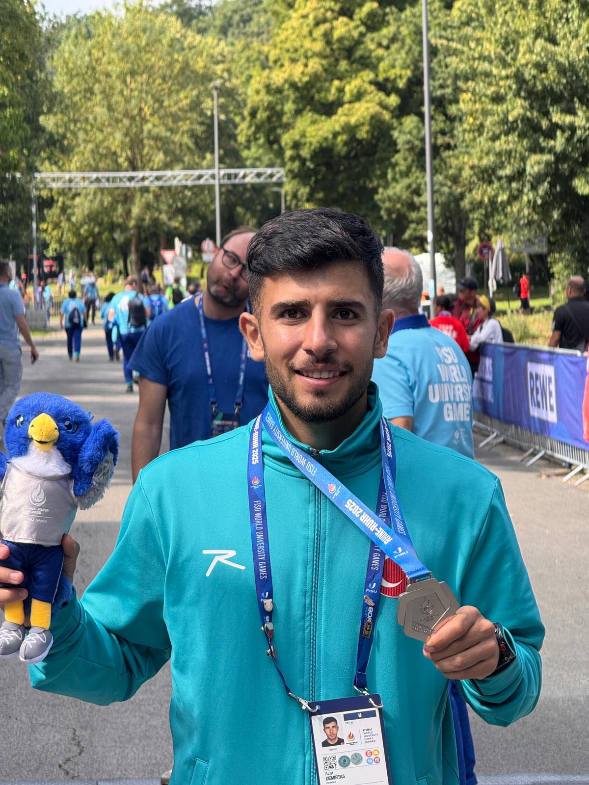 Osmangazili atletin milli forma ile madalya sevinci