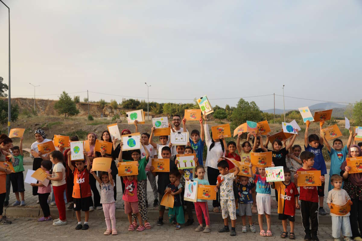 Çocukları gülümsetiyor, yaraları birlikte sarıyoruz