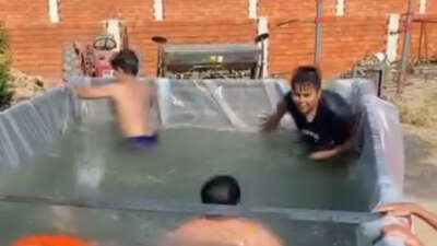 Kamyon kasasında havuz keyfi