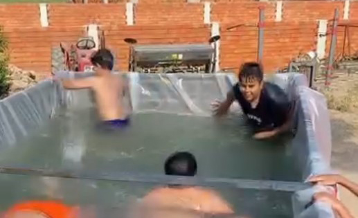 Kamyon kasasında havuz keyfi
