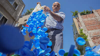 Bursa’nın sessiz kahramanı 3 yılda topladığı 2 milyon kapakla ihtiyaç sahiplerine destek oldu