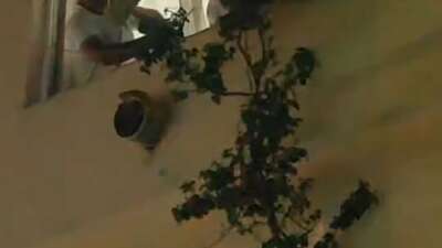  Bursa'da bir kişi camdan sarkarak