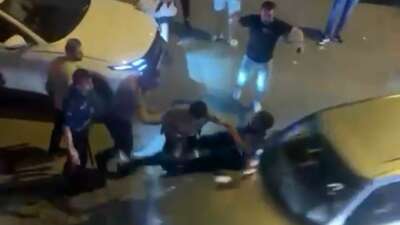  Polisin yakaladığı şüpheliyi korumak için polisleri böyle ezdi